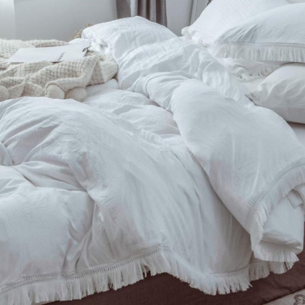 - NEW Tassel Duvet Set -Queen bed room essential NEW